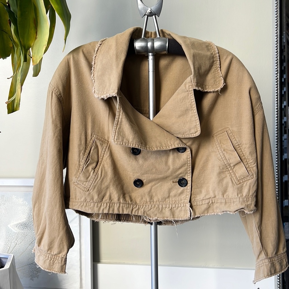 Cropped light cargo jacket.